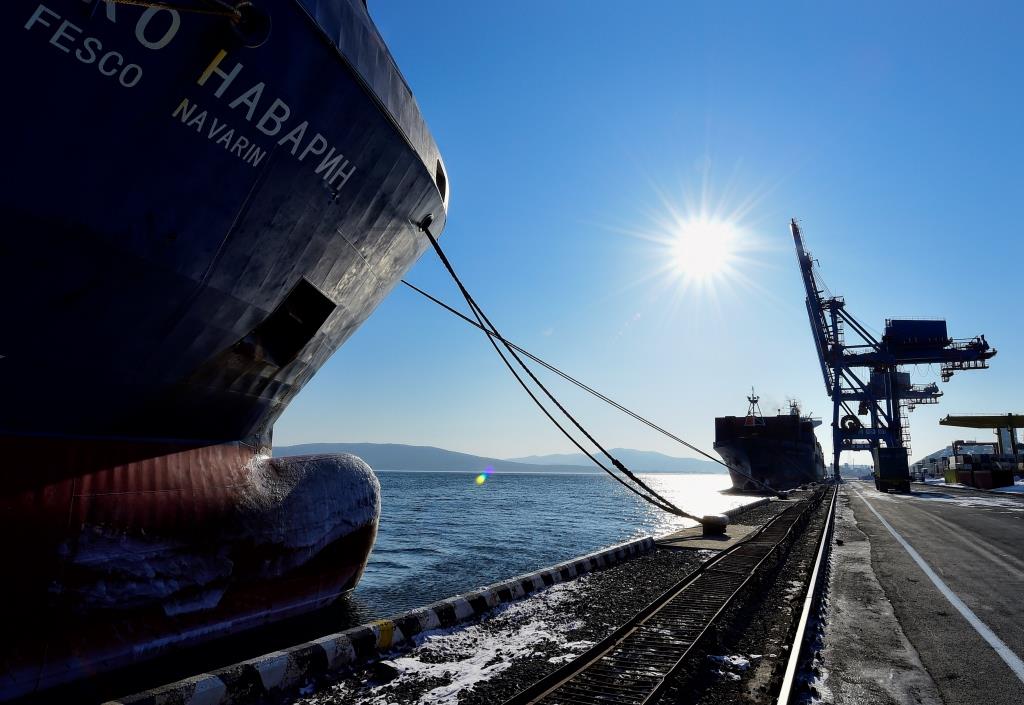 Commercial Port of Vladivostok offers free storage of containers during New Year vacation